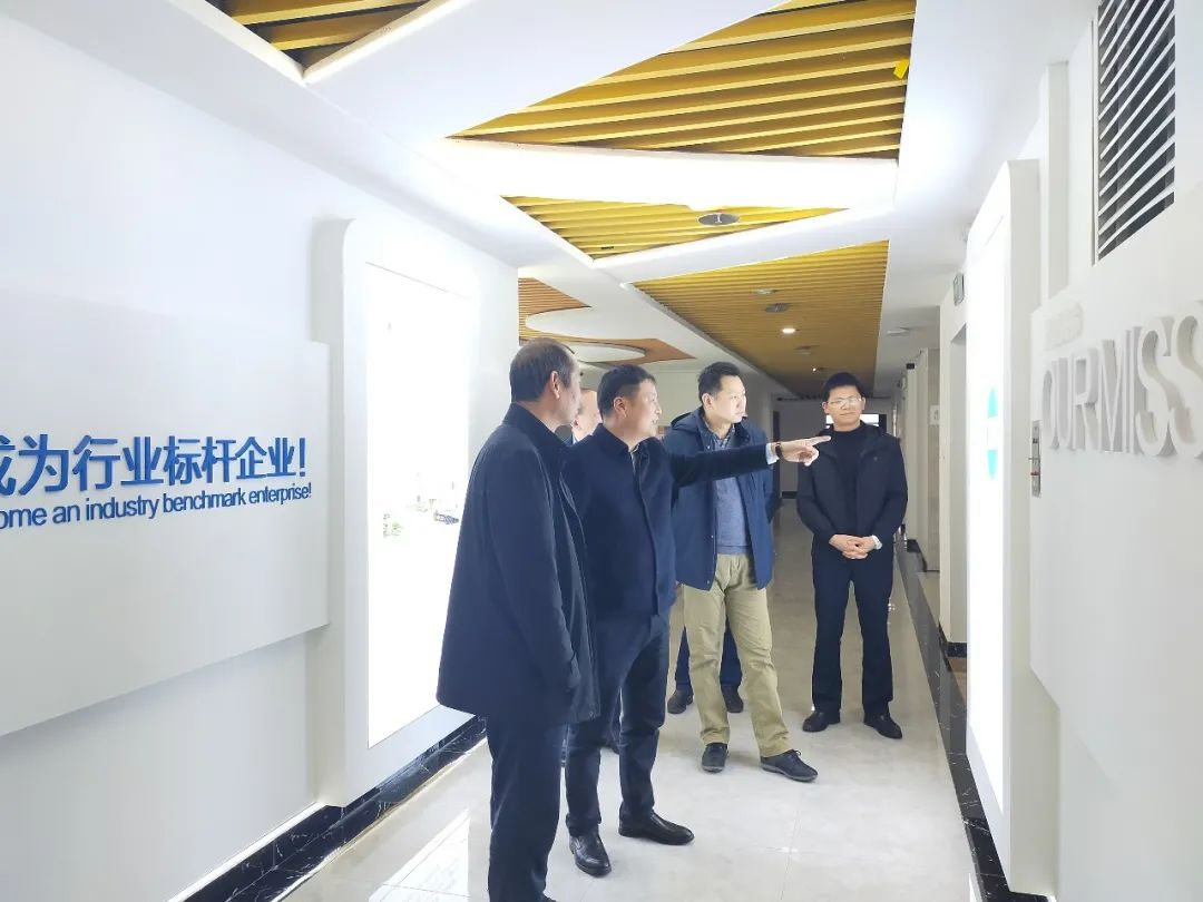 董事长刘黎明向领导们介绍公司文化墙