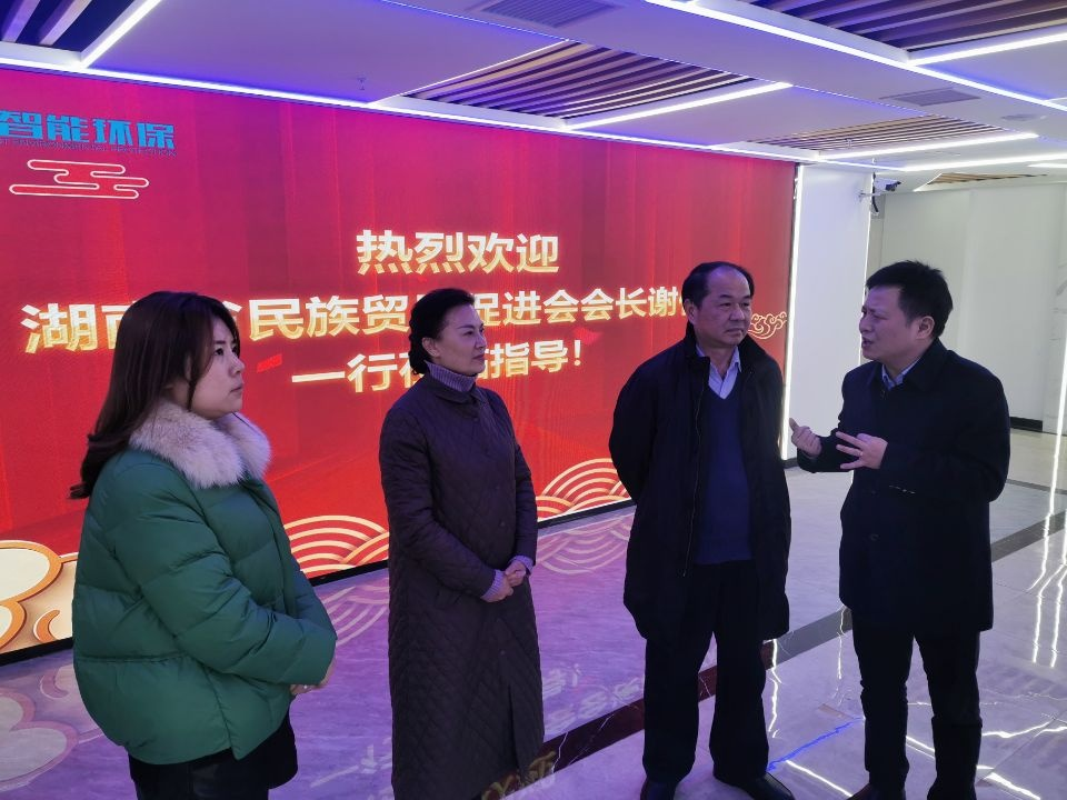 湖南九九智能环保股份有限公司董事长刘黎明（右一）向调研组介绍企业发展情况